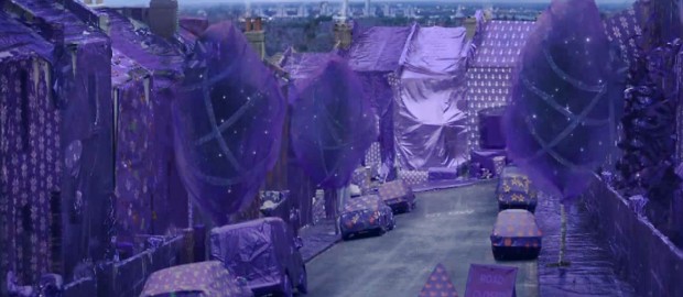 Cadbury-transforme-un-quartier-de-Londres-en-cadeau-géant-Joy-Unwrap1-620x270