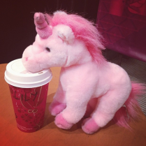 Pause Starbucks pour Lily ! pas évident la vie d'une Licorne...